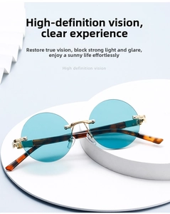 Detailansicht der runden randlosen Retro-Sonnenbrille mit hellblauen Gläsern und Goldbügeln