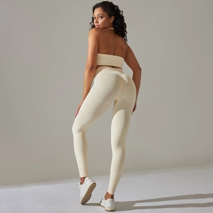 Détail d'un ensemble de yoga beige côtelé avec legging taille haute et brassière
