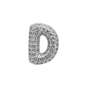 Macro-opname van letter D bedeltje met micro-pave stenen in zilveren afwerking