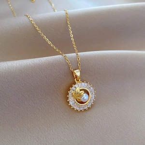 Detalle del collar de oro con colgante de diamantes halo y perla sobre fondo de seda