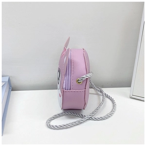 Vue latérale du sac chat rose en cuir PU pour enfants avec bandoulière tressée