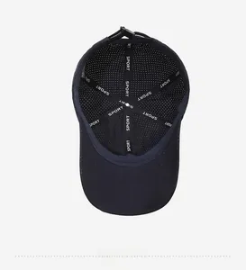Vue interne montrant la doublure en maille respirante et la boucle réglable de la casquette sport