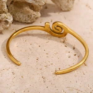Elegant 18K gold-plated stainless steel open bangle with a stylish spiral twist design