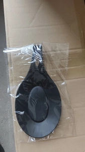 Detailansicht einer schwarzen hitzebeständigen Silikon-Löffelablage in Verpackung