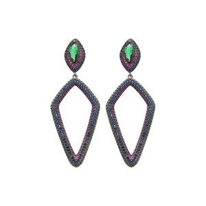 Boucles d'oreilles losanges ajourées avec zircons colorés sur fond blanc impeccable