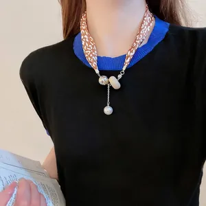 Collier foulard léopard vintage avec pendentif perle pour un style féminin élégant
