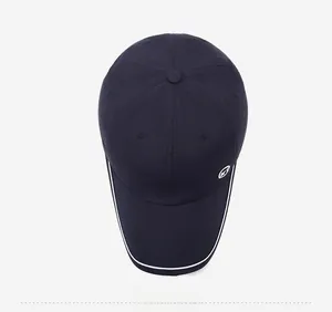 Vista dall'alto di cappello blu navy traspirante con logo bianco e visiera con bordino