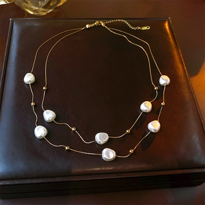 Nahaufnahme der zweilagigen Goldkette mit Barockperlen auf einer Leder-Displaybox