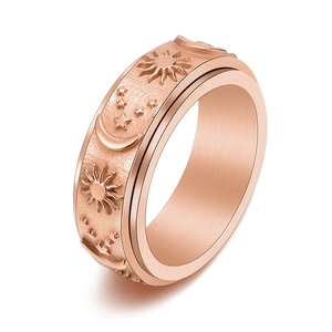 Anillo giratorio de acero de titanio con motivos de sol luna y estrellas oro rosa