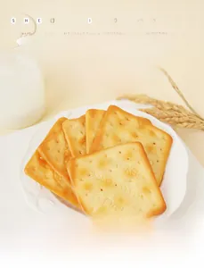 Dettaglio del portachiavi a forma di cracker realistico con texture cotta e anello metallico
