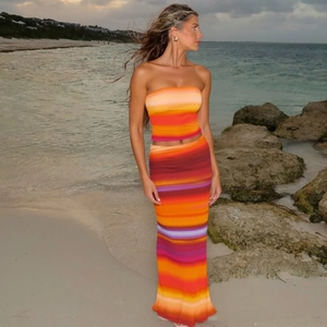 Détail de l'imprimé dégradé coucher de soleil sur l'ensemble haut bustier et jupe longue