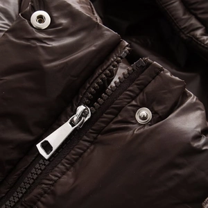 Glänzende dunkelbraune wattierte Pufferjacke mit Stehkragen und Metallreißverschluss