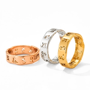 Set aus drei Edelstahlringen in Gold, Silber und Roségold mit eingravierter Schrift