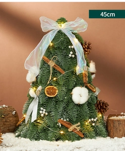 Dettaglio mini albero di Natale 45cm con cannella, pigne e luci LED decorative