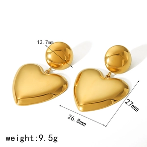 Boucles d'oreilles cœur en acier plaqué or 18 carats avec dimensions détaillées