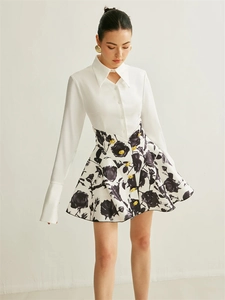 Ensemble deux pièces pour femme avec chemise blanche à manches longues et jupe fleurie