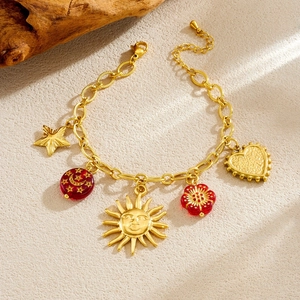 Bracelet vintage en acier doré avec pendentifs visage de soleil cœur et fleurs