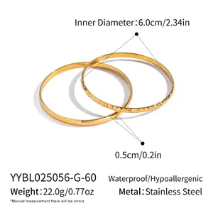 Dettaglio del set di bracciali in acciaio inossidabile dorato con finitura martellata