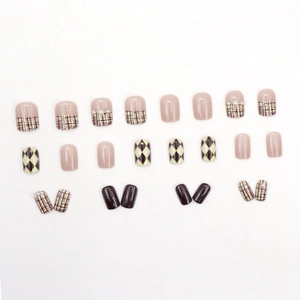 Faux ongles marron et nude avec motifs à carreaux et perles, forme carrée courte chic
