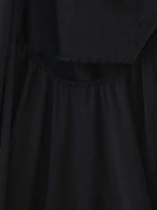 Makroaufnahme von elegantem schwarzem Stoff mit Raffungen und präziser geschwungener Naht