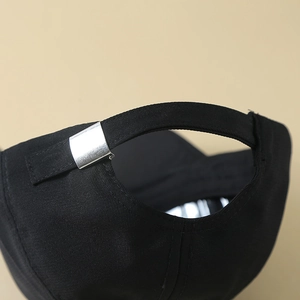 Schwarze Sonnenblenden-Baseballkappe Rückansicht mit verstellbarem Band und Silberschnalle