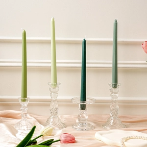 Velas cónicas de 10 pulgadas en tonos verdes con portavelas y decoración de satén