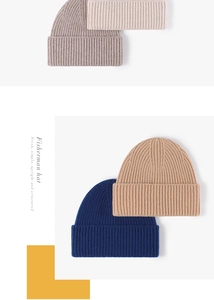 Détail de la maille côtelée des bonnets en laine mérinos en rose, beige, kaki et bleu