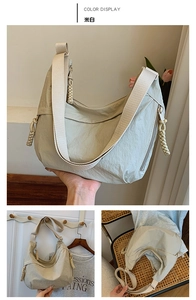Vista dettagliata di una borsa a tracolla beige in nylon a mezzaluna con spallina larga