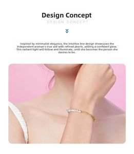Dettaglio di un bracciale in argento s925 con perle barocche e maglie dorate lucide