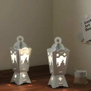 Dettaglio della lanterna a forma di moschea mediorientale con luce LED calda soffusa