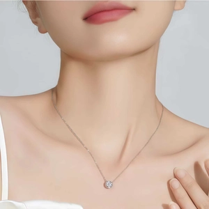 Elegante collana in argento sterling 925 con ciondolo tondo con gemma su modella