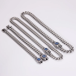 Dettaglio del set collana e bracciale occhio greco in acciaio inossidabile argento lucido