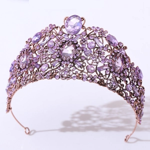 Vue détaillée d'une couronne de luxe or rose avec cristaux violets aux motifs floraux raffinés