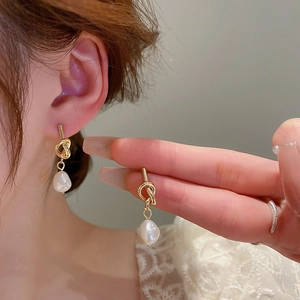 Boucles d'oreilles nœud doré élégantes avec pendentifs en perles d'eau douce