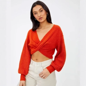 Maglione corto in maglia rossa da donna con elegante design a incrocio frontale e maniche lunghe