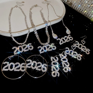 Dettaglio del set di gioielli con collana e orecchini in strass argento modello 2026