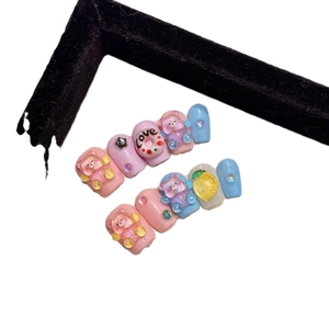 Faux ongles faits à la main avec ours mignon en rose pastel et bleu style court