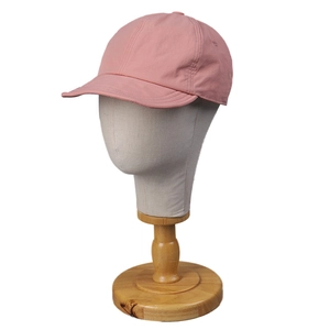 Rosa schnelltrocknende Baseballkappe mit kurzem Schirm, Seitenansicht auf einem Kopf