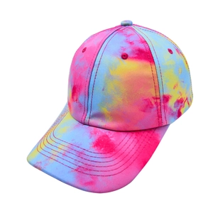 Détail de la casquette tie-dye vibrante avec motifs colorés rose jaune et bleu