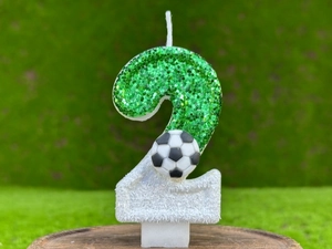 Détail de la bougie d'anniversaire foot numéro 2 avec paillettes vertes et ballon 3D