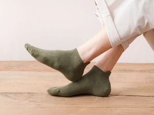 Detailaufnahme olivgrüner Baumwoll-Kurzsocken mit Rippenstruktur und Fersenlasche