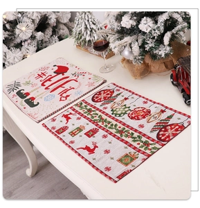 Detail van gebreide kerst placemats met feestelijke patronen op een witte tafel