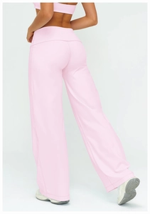 Détail du haut de sport et pantalon de yoga large rose avec taille haute et tissu fluide