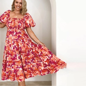Detalle de vestido boho con estampado floral, escote cuadrado y mangas abullonadas de verano