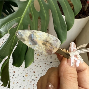 Elegant vintage cream marble resin hair clip with gold metal spring for women