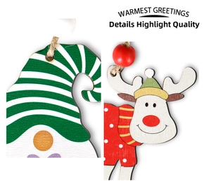 Nahaufnahme von handbemalten Weihnachtsanhängern aus Holz mit Wichtel, Rentier und roten Perlen