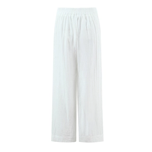 Dettaglio di pantaloni larghi in lino bianco con texture del tessuto ed elastico