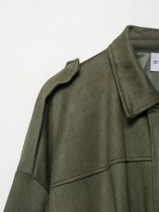 Detail der olivgrünen Wildlederjacke mit Schulterklappen und strukturierter Oberfläche