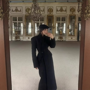Manteau long élégant en laine noire avec col à revers et coupe ajustée pour femme