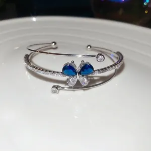 Bracciale a farfalla in zircone scintillante con cristalli a goccia blu e chiari
